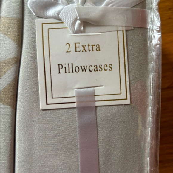 🌱 Leaf Design Queen Sheet Set with 4 Pillowcases 🌱 - Picture 3 of 7